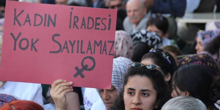 Li Wanê berxwedana dijî qeyûman: Qeyûm destpêkê êrîşî jinan dike!