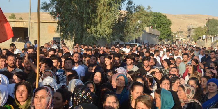 Li dijî ambargoyan gelê Mexmûrê meş lidar xist