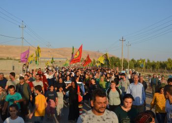 Li dijî ambargoyan gelê Mexmûrê meş lidar xist