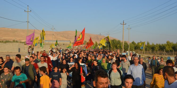 Li dijî ambargoyan gelê Mexmûrê meş lidar xist