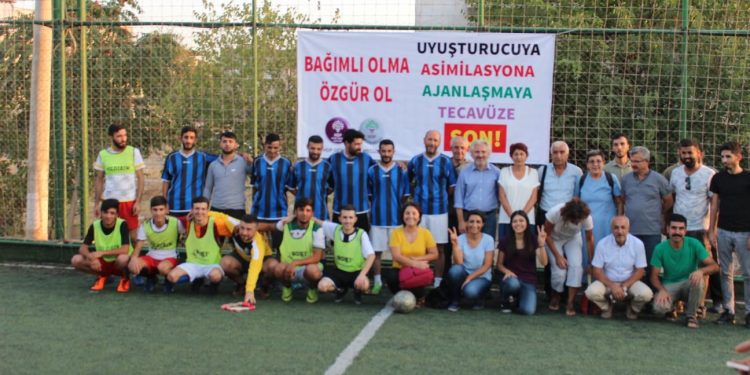 Ciwanên Îzmîrê bi siyara “Nebe Muptela, Azad Bibe” tûrnûvaya fûtbolê da destpê kirin