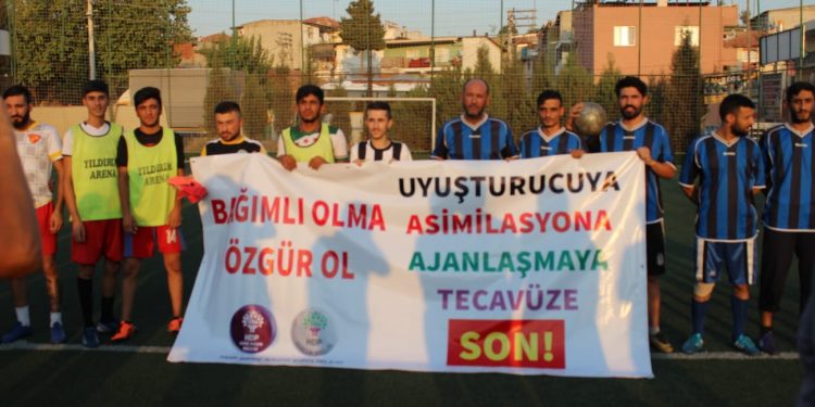 Ciwanên Îzmîrê bi siyara “Nebe Muptela, Azad Bibe” tûrnûvaya fûtbolê da destpê kirin