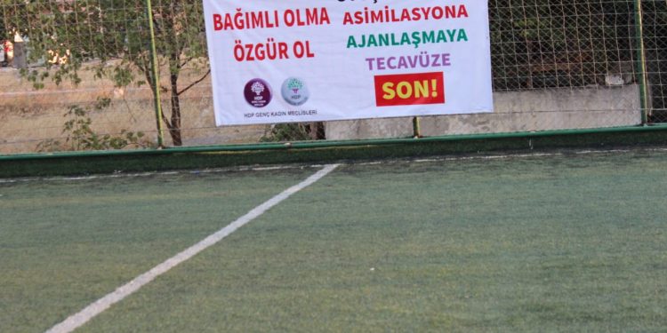 Ciwanên Îzmîrê bi siyara “Nebe Muptela, Azad Bibe” tûrnûvaya fûtbolê da destpê kirin