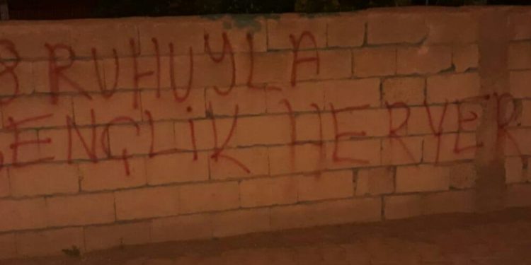 Li Stewrê li dijî fihûş û tiryakêşiyê nivîs li ser dîwara nivîsandin