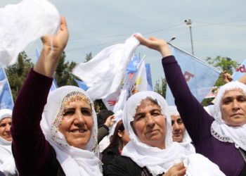 Dayikên laçik spî li ber avahiya AKP’ê a dagirker dest bi çalakiyê kirin