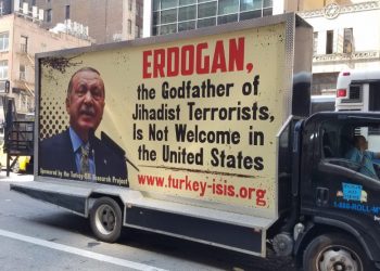 Panoya seyar ‘Serçete Erdogan bi xêr nehatiye DYE’yê’ li New Yorkê gerand