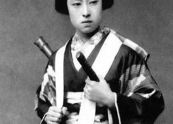 Jinên ku di rêka şûr de jiyan kirine