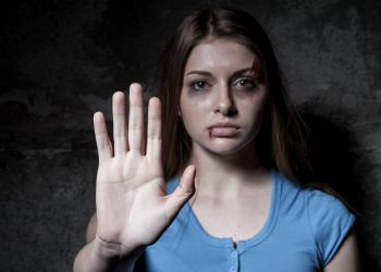 Çima Kuştin û Destavêtina Jinan Zêde Dibin?