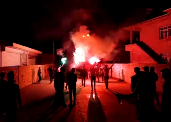 Ciwanên Wanê bi meşaleyan li dijî qeyûman meşiyan