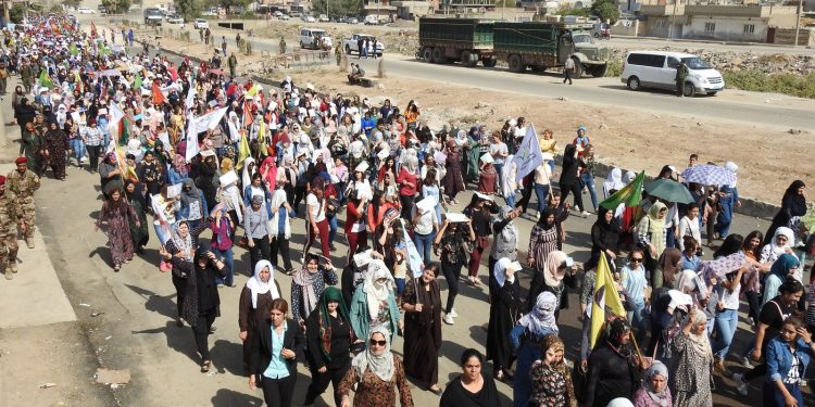 Bi hezaran welatiyên Dêrikê li dijî gefên dagirkeriyê û komployê meşiyan