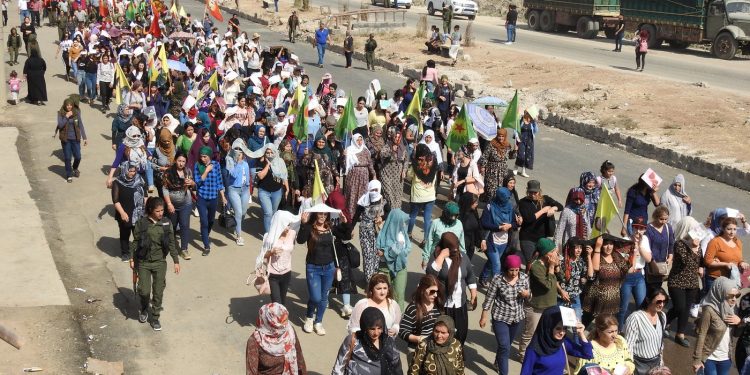 Bi hezaran welatiyên Dêrikê li dijî gefên dagirkeriyê û komployê meşiyan