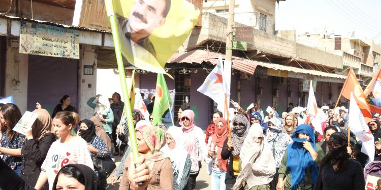 Bi hezaran welatiyên Dêrikê li dijî gefên dagirkeriyê û komployê meşiyan