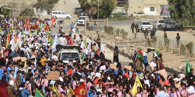 Bi hezaran welatiyên Dêrikê li dijî gefên dagirkeriyê û komployê meşiyan