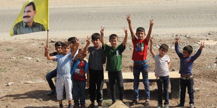 Bi hezaran welatiyên Dêrikê li dijî gefên dagirkeriyê û komployê meşiyan