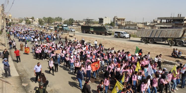 Bi hezaran welatiyên Dêrikê li dijî gefên dagirkeriyê û komployê meşiyan