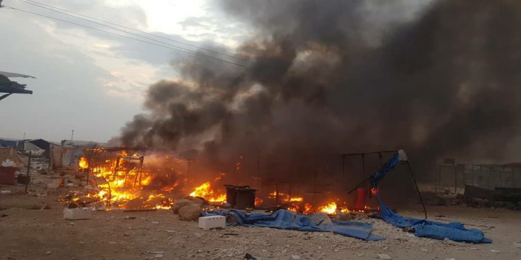 Çeteyên Tirkiyê kampa Eyn Îsayê şewitandin