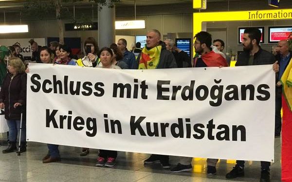 Ciwanan li balafirgeha Dusseldorfê çalakiyek kirin