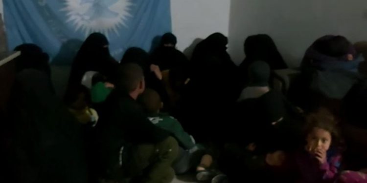 Hêzên ewlekariyê jinên DAIŞ‘î ku xwestin ji kampa Holê birevin asteng kir