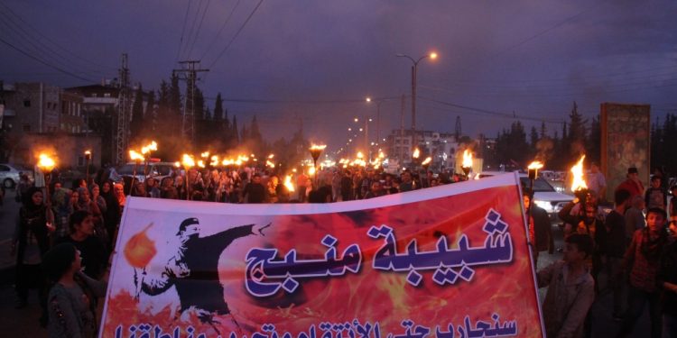 Ciwanên Minbicê li dijî dagirkeriyê meşek bi meşeleyan lidar xistin