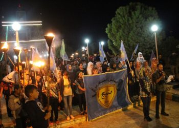 Ciwanên Minbicê li dijî dagirkeriyê meşek bi meşeleyan lidar xistin