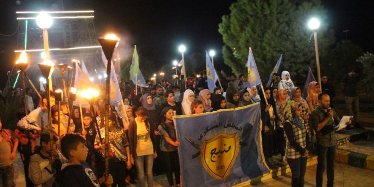 Ciwanên Minbicê li dijî dagirkeriyê meşek bi meşeleyan lidar xistin