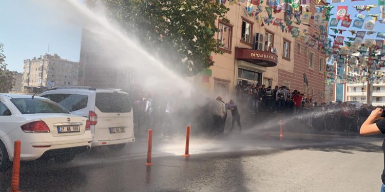 Li Amedê polîsên Tirk ên dagirker êrîşî Nobeta Demokrasiyê kirin: 20 kes binçavkirin