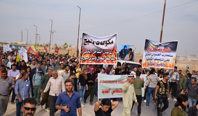 Şêniyên Bakur û Rojhilatê Sûriyê li ber bargeha Koalîsyona Navdewletî çalakiya protestoyê li dar xistin