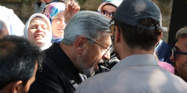 12 dayikên xwendekarên Herbiyeyê li ber meclîsê bi lêdanê hatin binçavkirin