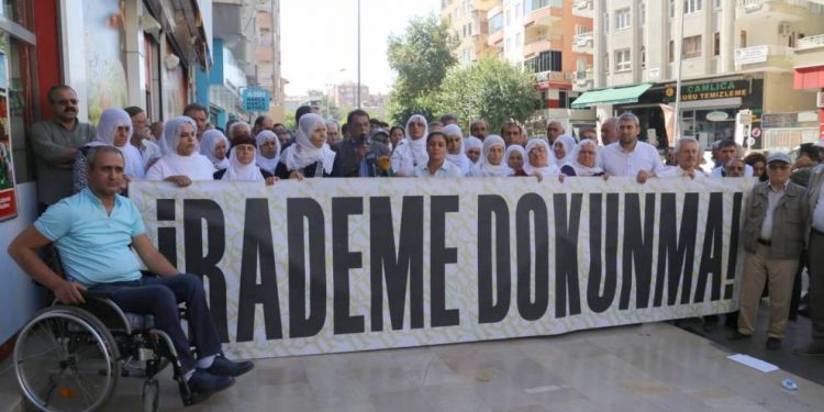 Li Amedê berxwedana dijî qeyûman ket roja 44’an: ‘Heke em bibin yek dê teqez bi serkevin’