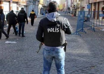 Polîsên dagirker li Sûrê bêtehamulî nîşanî guhdarkirin stranên kurdî dan