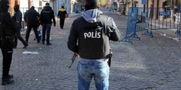 Polîsên dagirker li Sûrê bêtehamulî nîşanî guhdarkirin stranên kurdî dan