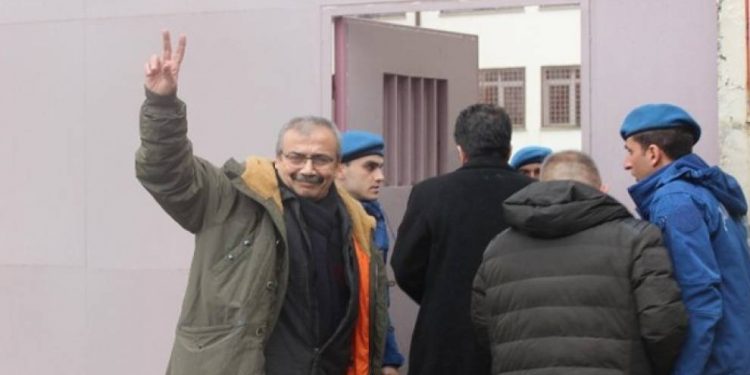 Der barê Sirri Sureyya Onder biryara berdanê