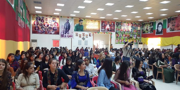 3’emîn Kongreya Jinên Ciwan li Mexmûrê destpê kir