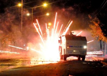 Ciwanên Welatparêz li dijî dagirkeriyê li polîsên tirk dan