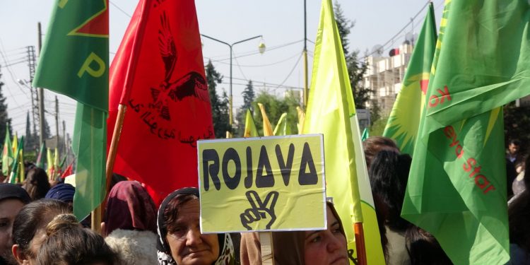 Bi hezaran gelê Qamişlo daketin qadan: ‘Her der Rojava, her der berxwedan e’