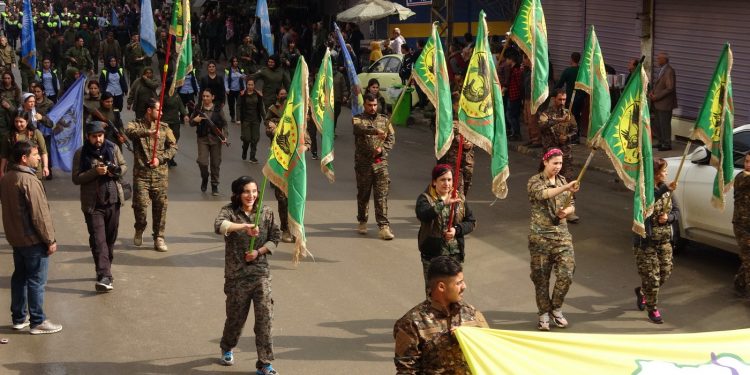 Bi hezaran gelê Qamişlo daketin qadan: ‘Her der Rojava, her der berxwedan e’