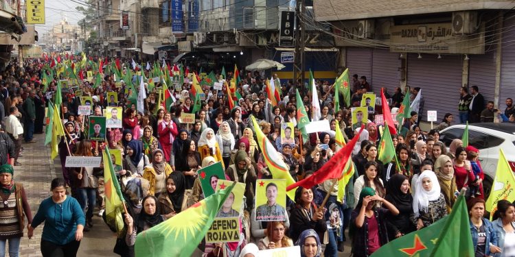 Bi hezaran gelê Qamişlo daketin qadan: ‘Her der Rojava, her der berxwedan e’