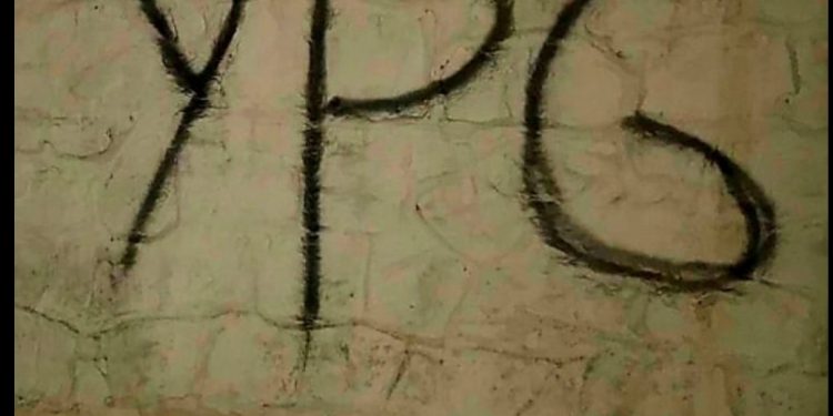 Ciwanên Kurd li komara Kîprosê li ser dîwaran nivîs nivîşandin