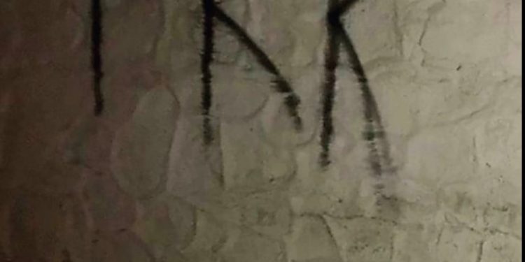 Ciwanên Kurd li komara Kîprosê li ser dîwaran nivîs nivîşandin