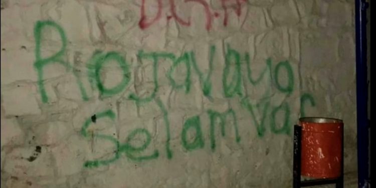 Ciwanên Kurd li komara Kîprosê li ser dîwaran nivîs nivîşandin