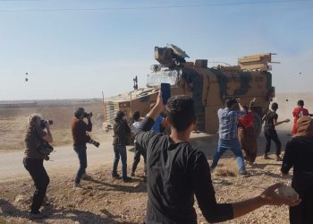 Şêniyên Bîr Kinîse bi kevir û pêlavan dewriya dagirkeran a Rûs-Tirkan şermezar kir