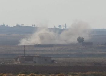 Balafirên keşfê gundê Um El-Kêf bombebaran kir