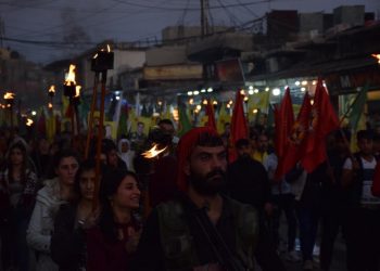 Bi sedan Ciwanên Qamişlo ‘Berxwedana Cenga Rojava’ silav kirin