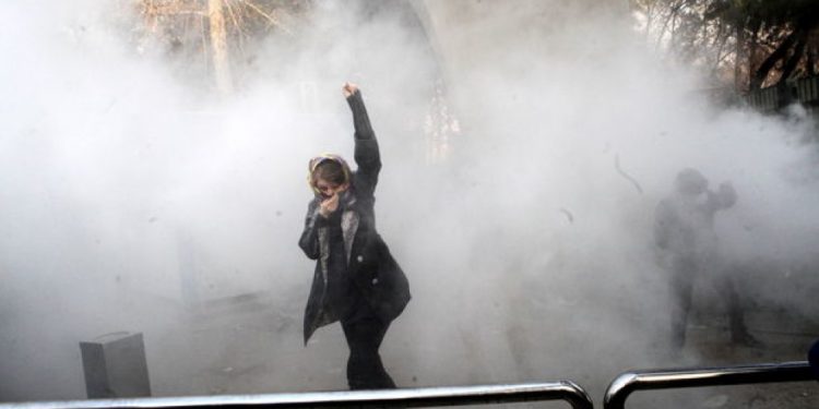 YJCR’ê: Jinên ciwan divê dijî şîdetê, berê xwe bidin nava refên azadiyê