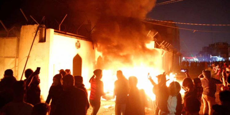 Çalakgeran konsolosxaneya Îranê a li Necefê şewitandin: Îran gefên komkujiyan kir