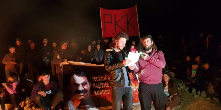 Ciwanên Mexmûrê bi meşekê salvegera damezrandina PKK’ê pîroz kirin