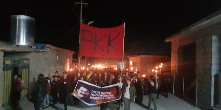 Ciwanên Mexmûrê bi meşekê salvegera damezrandina PKK’ê pîroz kirin