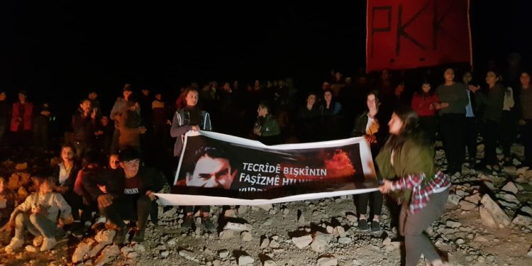 Ciwanên Mexmûrê bi meşekê salvegera damezrandina PKK’ê pîroz kirin