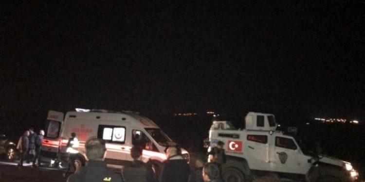 Li Nisêbînê li dijî maşîna zirxî a polîsan teqîn: 2 dagirker birîndar bûn