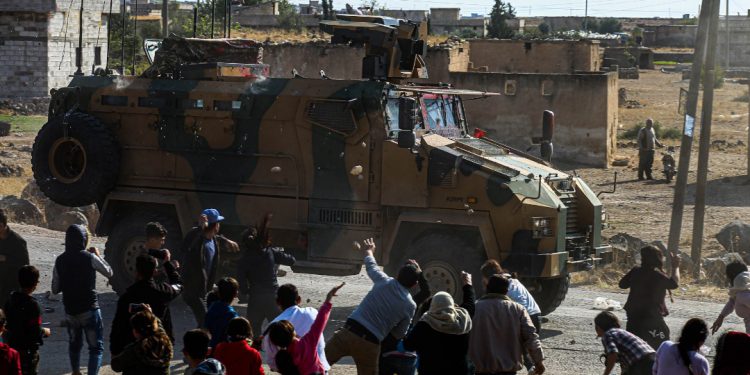 Gelê Kobanê dewriya hevbeş a Rus-Tirkan bi kevir û hêka qewitandin!